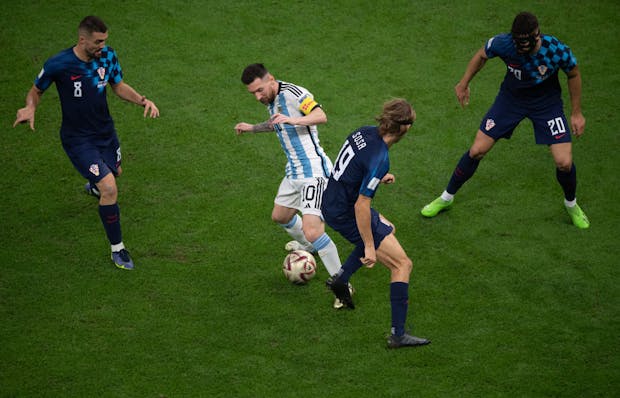 Lionel Messi of Argentina takes on Mateo Kovacic, Borna Sosa and Josko Gvardiol of Croatia on December 13, 2022 (Photo by Visionhaus/Getty Images)