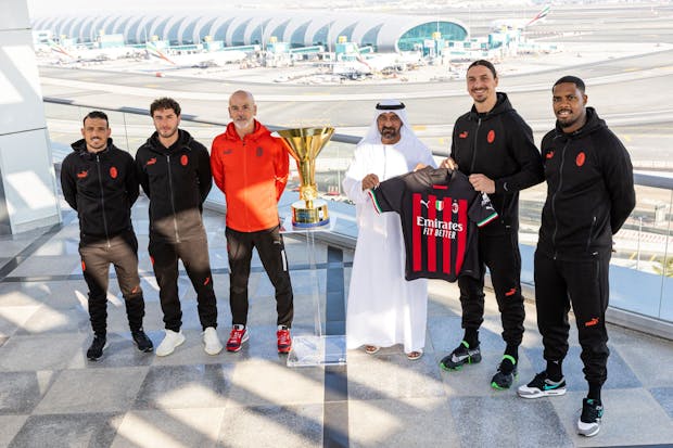 AC Milan players and coach Stefano Pioli with Sheikh Ahmed bin Saeed Al Maktoum, chairman and chief executive, Emirates Airline & Group. (Photo: AC Milan)