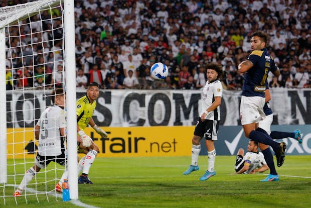 Pablo Miguez (R) of Alianza Lima in action during a Copa Libertadores match against Colo Colo on April 13, 2022 (by Marcelo Hernandez/Getty Images)