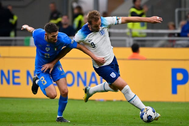 Jorginho of Italy against Harry Kane of England during the Uefa Nations League match on September 23, 2022 (by Stefano Guidi/Getty Images)