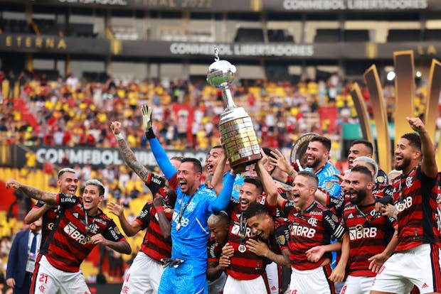 Flamengo lifts the trophy after winning the final of the 2022 Copa Libertadores (by Hector Vivas/Getty Images)