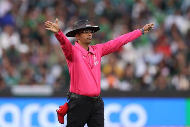 Umpire Kumar Dharmasena during the ICC Men's T20 World Cup final between Pakistan and England on November 13, 2022 (by Mark Kolbe/Getty Images)