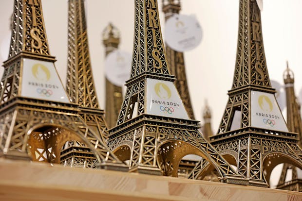 Replicas of the Eiffel Tower with the logo of the 2024 Olympic Games (Photo by Chesnot/Getty Images)
