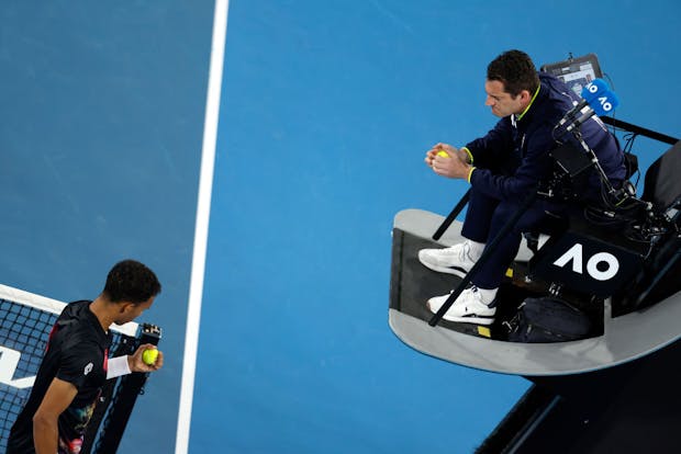 Felix Auger-Aliassime questions the chair umpire about the condition of the balls at the 2023 Australian Open (by Darrian Traynor/Getty Images)