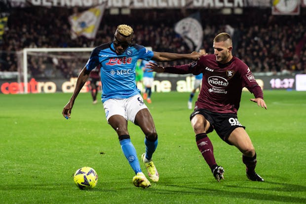 Victor Osimhen of SSC Napoli and Lorenzo Pirola of US Salernitana compete for the ball during the Serie A match on January 21, 2023 (by Ivan Romano/Getty Images)