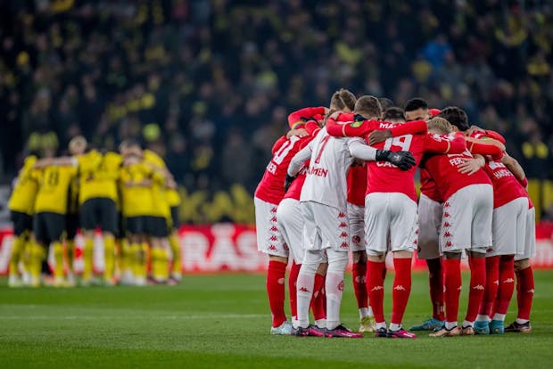 Mainz players in a huddle ahead of the Bundesliga match against Borussia Dortmund on January 25, 2023 (Markus Gilliar - GES Sportfoto/Getty Images)
