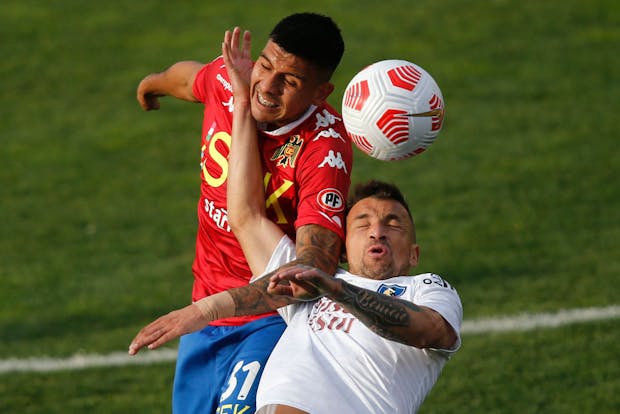 Gerard Navarrete of Union Española battles the ball with Gabriel Costa of Colo Colo. (Marcelo Hernandez/Getty Images)
