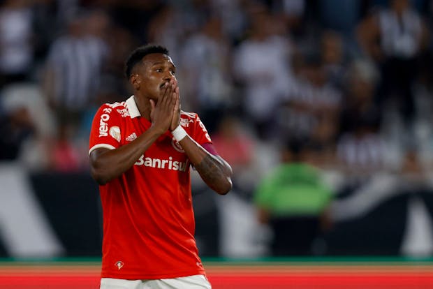 Edenilson of Internacional reacts during a Serie A match against Botafogo on October 16, 2022 (by Wagner Meier/Getty Images)