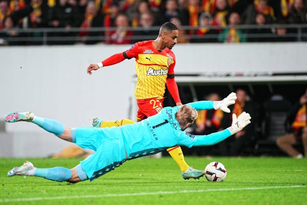 Wesley Said of RC Lens is challenged by Kasper Schmeichel of OGC Nice during the Ligue 1 match on February 1, 2023 (by Sylvain Lefevre/Getty Images)