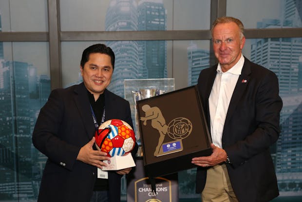 Erick Thohir (L) with German football's Karl-Heinz Rummenigge (R), July 2017 in Singapore. (Photo by Lionel Ng/Getty Images  for ICC)