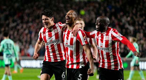 Ethan Pinnock of Brentford celebrates with his teammates (Photo by Gaspafotos/MB Media/Getty Images)