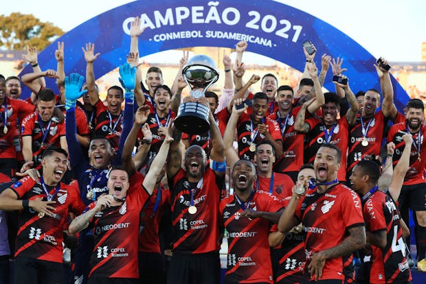 MONTEVIDEO, URUGUAY - NOVEMBER 20: Thiago Heleno of Athletico-PR and teammates celebrate  after winning Copa CONMEBOL Sudamericana. (Photo by Buda Mendes/Getty Images)