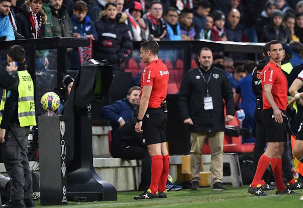 Referee Isidro Diaz de Mera checks the VAR monitor before disallowing a Rayo Vallecano goal during the LaLiga match against Real Betis on January 8, 2023 (by Denis Doyle/Getty Images)