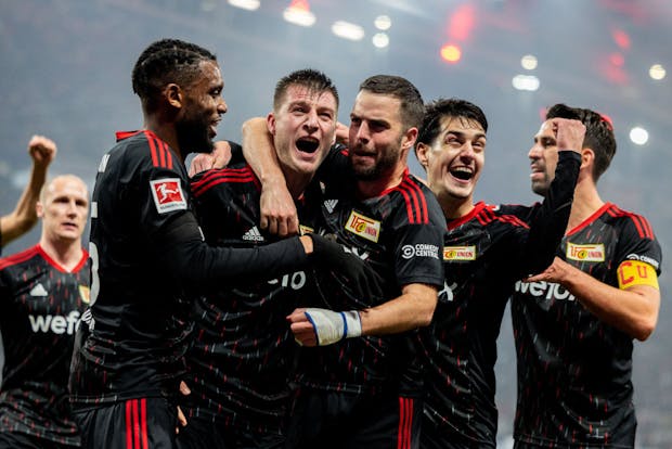 Robin Knoche of 1.FC Union Berlin celebrates with teammates (Photo by Boris Streubel/Getty Images) 23fc