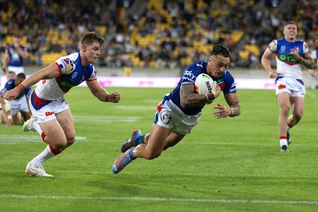 Charnze Nicoll-Klokstad of the Warriors dives over to score a try during the round one NRL match against the Newcastle Knights (Photo by James Foy/Getty Images)