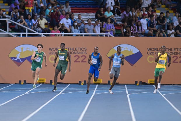 Athletes compete in the men's 200m final at the 2022 World Athletics U20 Championships in Cali, Colombia (by Pedro Vilela/Getty Images)