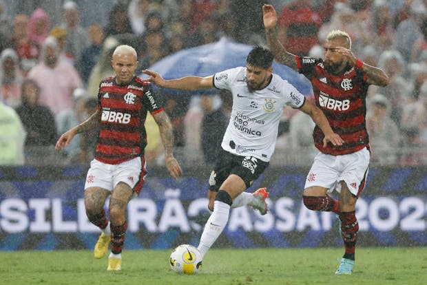 Mendez of Corinthians competes for the ball with Arturo Vidal of Flamengo during a Brasileirao Serie A match on November 2, 2022 (by Wagner Meier/Getty Images)