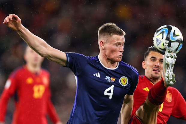 Scott McTominay of Scotland and Dani Ceballos of Spain during the Uefa Euro 2024 qualifier on March 28, 2023 (by Robbie Jay Barratt - AMA/Getty Images)