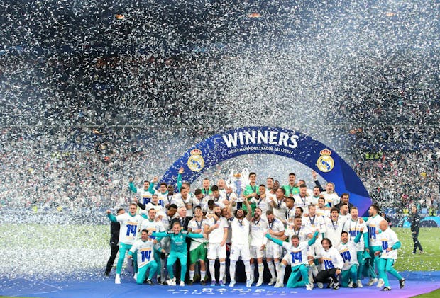 Real Madrid lifts the Uefa Champions League trophy. (Alex Livesey - Danehouse/Getty Images)