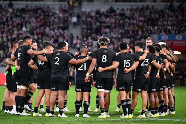 New Zealand players huddle after the international test match against Japan on October 29, 2022 (by Kenta Harada/Getty Images)