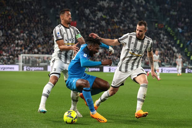 Danilo and Federico Gatti of Juventus clash with Andre Anguissa of SSC Napoli during the Serie A match on April 23, 2023 (by Jonathan Moscrop/Getty Images)