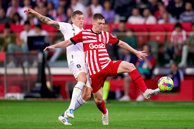 Viktor Tsygankov of Girona competes for the ball with Toni Kroos of Real Madrid during the LaLiga match on April 25, 2023 (by Pedro Salado/Quality Sport Images/Getty Images)