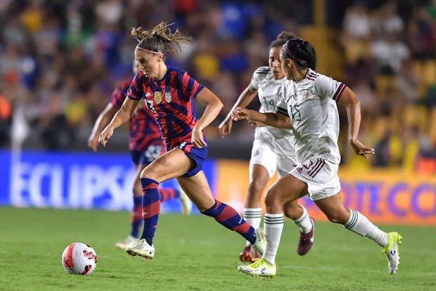 Alex Morgan of USA fights for the ball with Cristina Ferral and Casandra Montero of México during a match in 2022 (Getty Images)
