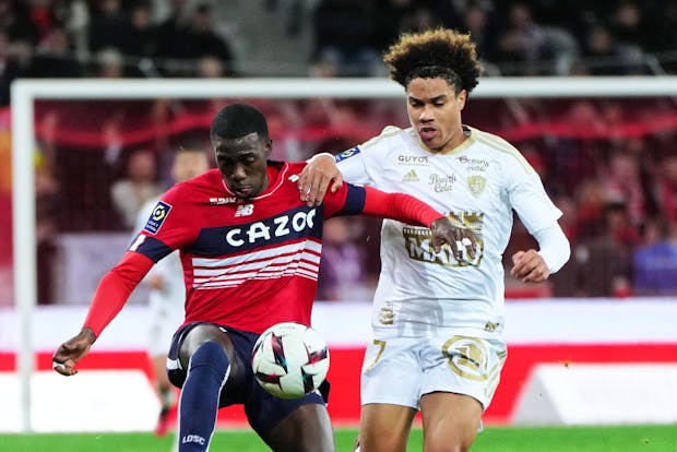 US international Timothy Weah of Lille OSC is challenged by Felix Lemarechal of Stade Brestois during the Ligue 1 match on February 24, 2023 (by Sylvain Lefevre/Getty Images)