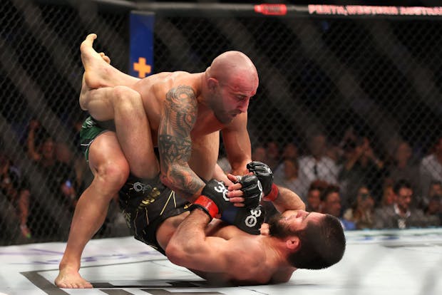 Alex Volkanovski of Australia battles Islam Makhachev of Russia during UFC 284 on February 12, 2023 in Perth (by Paul Kane/Getty Images)