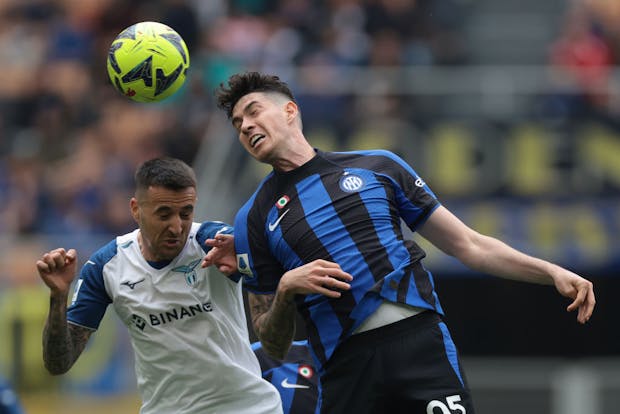 Alessandro Bastoni of Inter Milan heads the ball clear from Matias Vecino of Lazio during the Serie A match on April 30, 2023 (by Jonathan Moscrop/Getty Images)