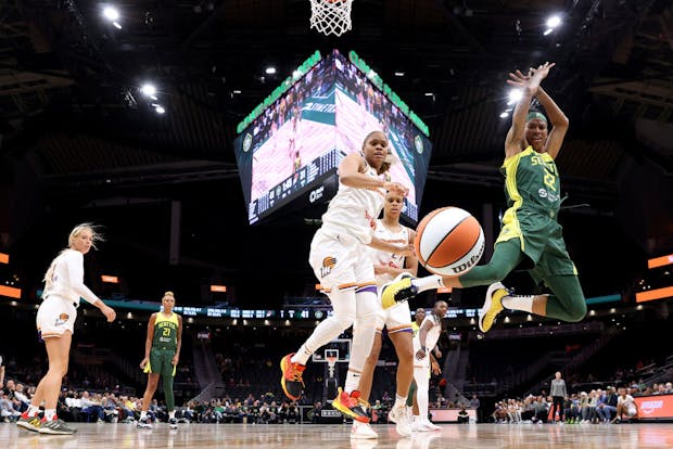 Yvonne Turner of the Seattle Storm and Moriah Jefferson of the Phoenix Mercury (Photo by Steph Chambers/Getty Images)