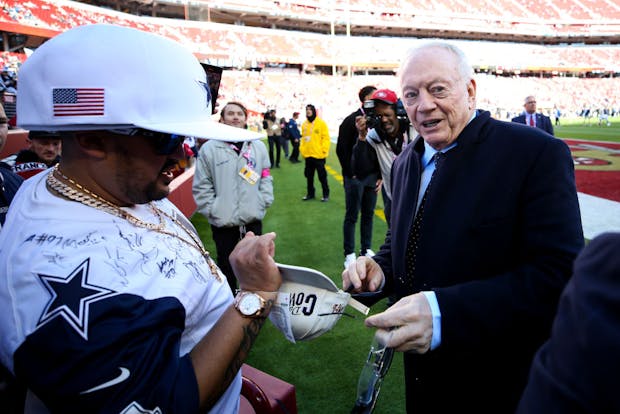 Dallas Cowboys owner Jerry Jones signs autographs prior to a game against the San Francisco 49ers in the 2023 NFC Divisional Playoff game (Getty Images)