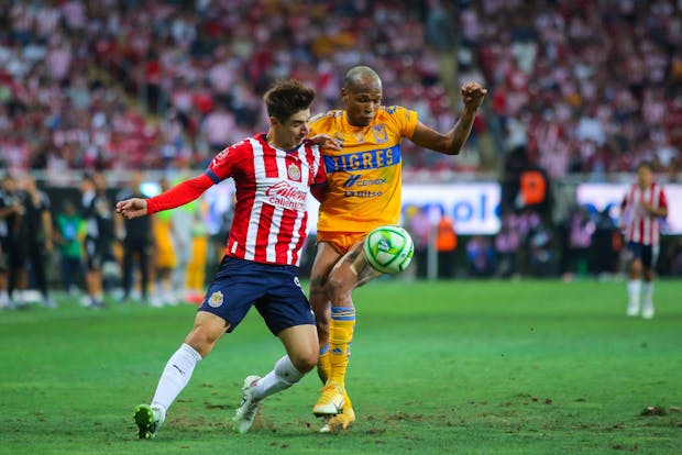 Isaac Brizuela of Chivas fights for the ball with Luis Quiñones of Tigres during the final second leg match between Chivas and Tigres UANL as part of the Torneo Clausura 2023 Liga MX (Getty Images)