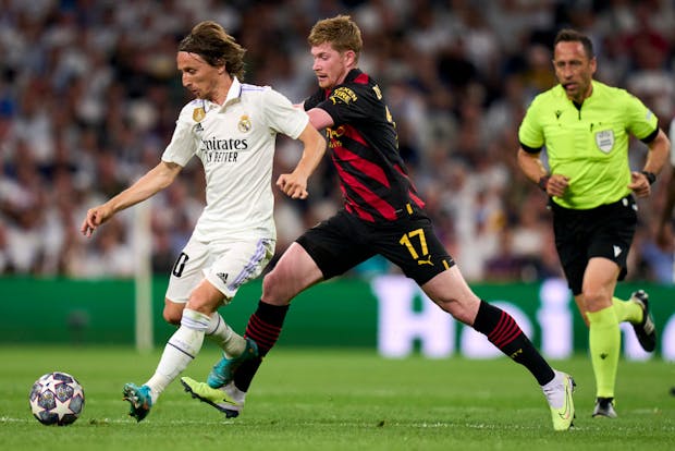 Luka Modric of Real Madrid battle for the ball with Kevin De Bruyne of Manchester City FC during the UEFA Champions League semi-final first leg match (Getty Images)