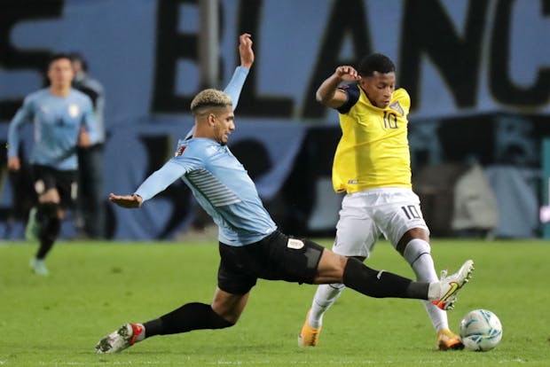 Uruguay's Ronald Araujo battles Ecuador's Gonzalo Plata in a South American Qualifier for Qatar 2022. (Photo by Raúl Martínez - Pool/Getty Images)