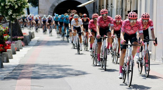 General view of the peloton riding in Morcote during the 85th Tour de Suisse (Photo by Sara Cavallini/Getty Images)