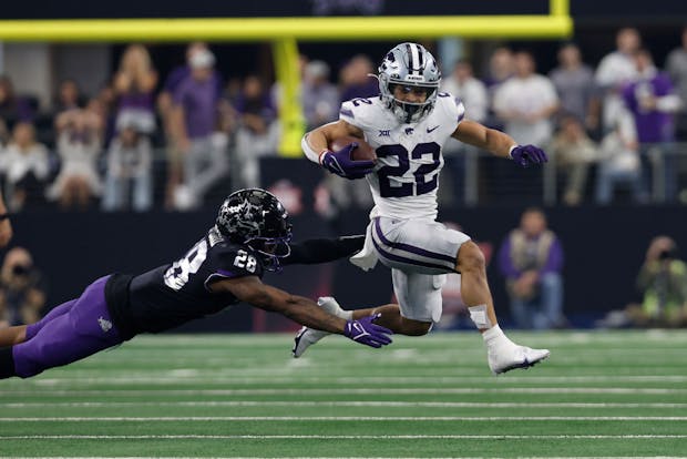 Running back Deuce Vaughn of the Kansas State Wildcats runs the ball for a touchdown against the TCU Horned Frogs (Photo by Tim Heitman/Getty Images)