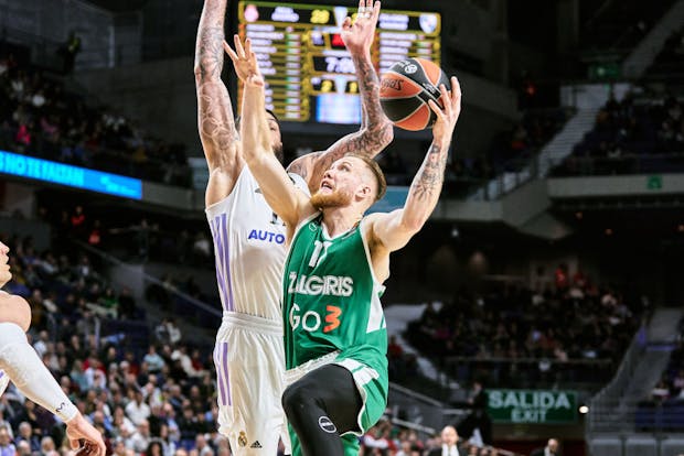 Ignas Brazdeikis of Zalgiris Kaunas in action during the EuroLeague match against Real Madrid on February 23, 2023 (by Sonia Canada/Getty Images)