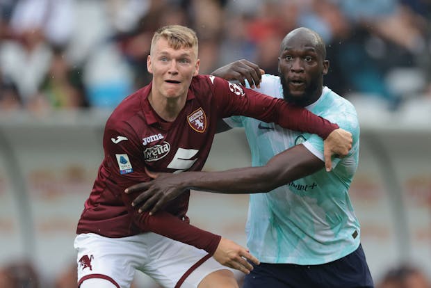 Perr Schuurs of Torino tussles with Romelu Lukaku of Internazionale during the Serie A match on June 3, 2023 (by Jonathan Moscrop/Getty Images)