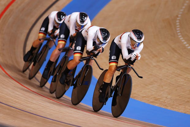Lisa Brennauer and teammates sprint during the Women's team pursuit at Tokyo 2020 (Photo by Tim de Waele/Getty Images)