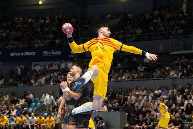 Ludovic Fabregas of Barcelona throws the ball during the Gala Match against Fenix Toulouse (Photo by Sylvain Dionisio/ATPImages/Getty Images)