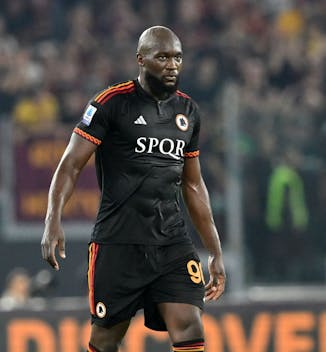 ROME, ITALY - OCTOBER 01: Romelu Lukaku of AS Roma looks on during the Serie A TIM match between AS Roma and Frosinone Calcio at Stadio Olimpico on October 01, 2023 in Rome, Italy. (Photo by