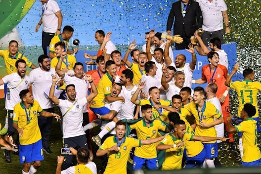 BRASILIA, BRAZIL - NOVEMBER 17: Brazil players celebrate with the World Cup Trophy after winning the final of the FIFA U-17 Men's World Cup Brazil 2019 against Mexico at Bezerrao Stadium on November 17, 2019 in Brasilia, Brazil.. (Photo by Pedro Vilela - FIFA/FIFA via Getty Images)