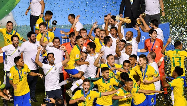 BRASILIA, BRAZIL - NOVEMBER 17: Brazil players celebrate with the World Cup Trophy after winning the final of the FIFA U-17 Men's World Cup Brazil 2019 against Mexico at Bezerrao Stadium on November 17, 2019 in Brasilia, Brazil.. (Photo by Pedro Vilela - FIFA/FIFA via Getty Images)