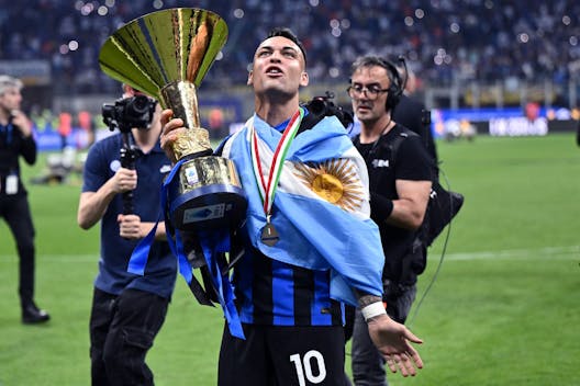 MILAN, ITALY - MAY 19: Lautaro Martinez of FC Internazionale celebrates the serie A Scudetto at the end of the match the Serie A TIM match between FC Internazionale and SS Lazio at Stadio Giuseppe Meazza on May 19, 2024 in Milan, Italy. (Photo by Image Photo Agency/Getty Images)