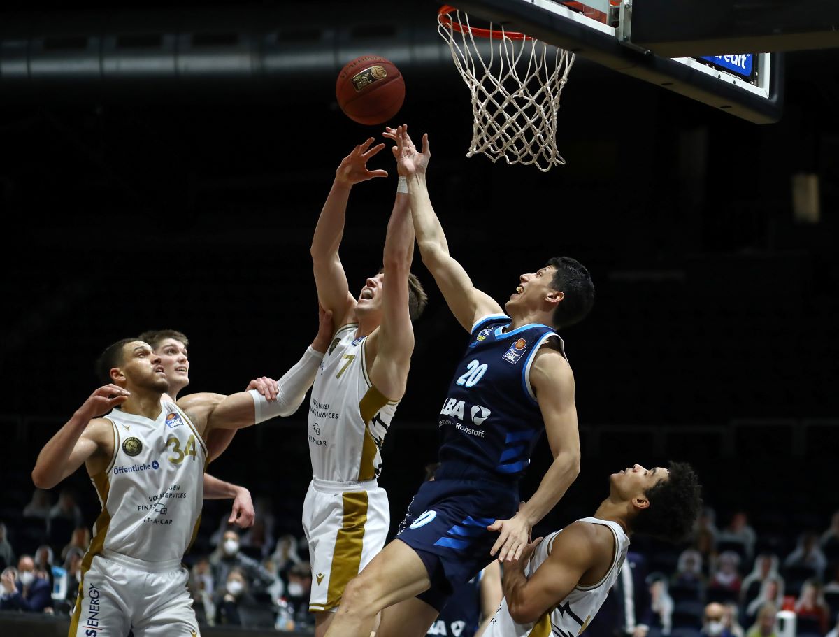 BRAUNSCHWEIG, GERMANY - JANUARY 17: Simon Roosch (C) of Löwen Braunschweig challenges Simone Fontecchio #20 of Alba Berlin during the easy credit Bundesliga basketball game between Basketball Löwen Braunschweig and Alba Berlin at Volkswagen Halle on January 17, 2021 in Braunschweig, Germany. (Photo by Martin Rose/Getty Images