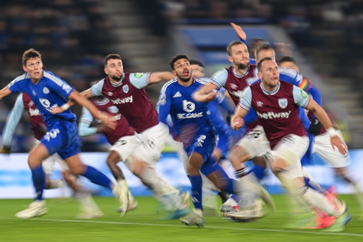 LEICESTER, ENGLAND - DECEMBER 03: Leicester and West Ham players in action at a set piece during the Premier League match between Leicester City FC and West Ham United FC at The King Power Stadium on December 03, 2024 in Leicester, England. (Photo by Michael Regan/Getty Images)