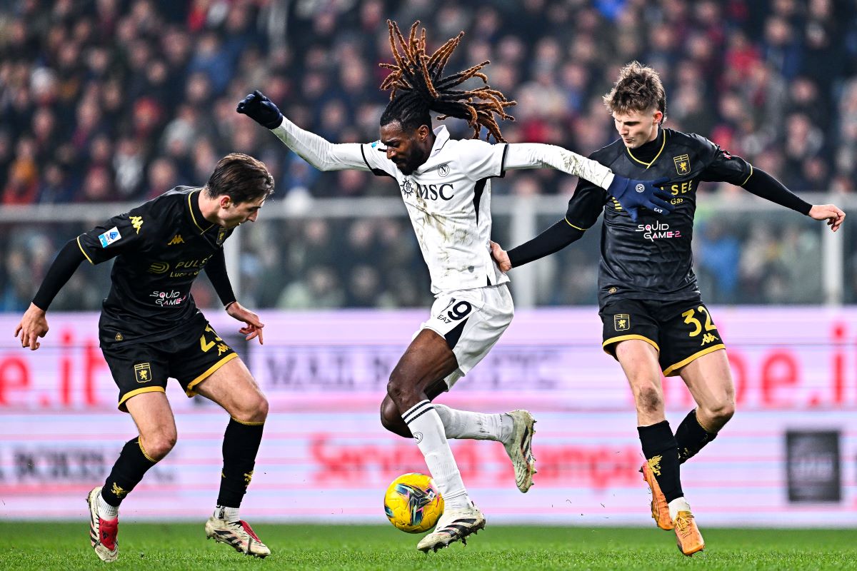GENOA, ITALY - DECEMBER 21: Frank Anguissa of Napoli (center) is seen in action between Fabio Miretti and Morten Frendrup of Genoa during the Serie A match between Genoa and Napoli at Stadio Luigi Ferraris on December 21, 2024 in Genoa, Italy. (Photo by Simone Arveda/Getty Images)