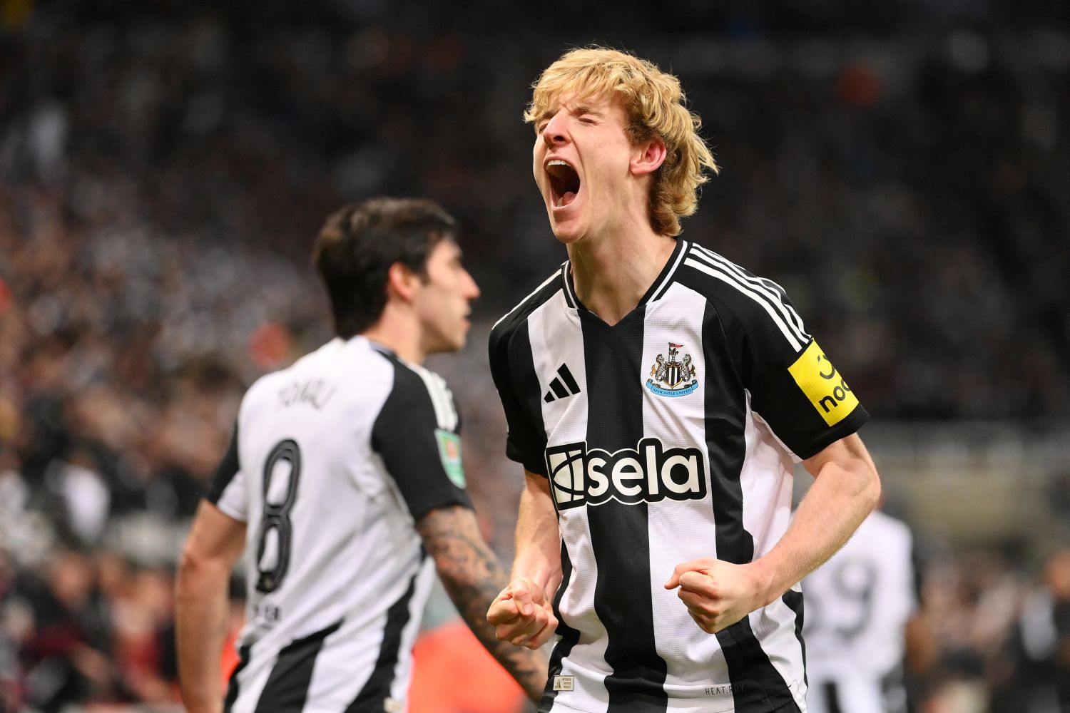 NEWCASTLE UPON TYNE, ENGLAND - FEBRUARY 05: Anthony Gordon of Newcastle United celebrates scoring his team's second goal during the Carabao Cup Semi Final Second Leg match between Newcastle United and Arsenal at St James' Park on February 05, 2025 in Newcastle upon Tyne, England. (Photo by Stu Forster/Getty Images)