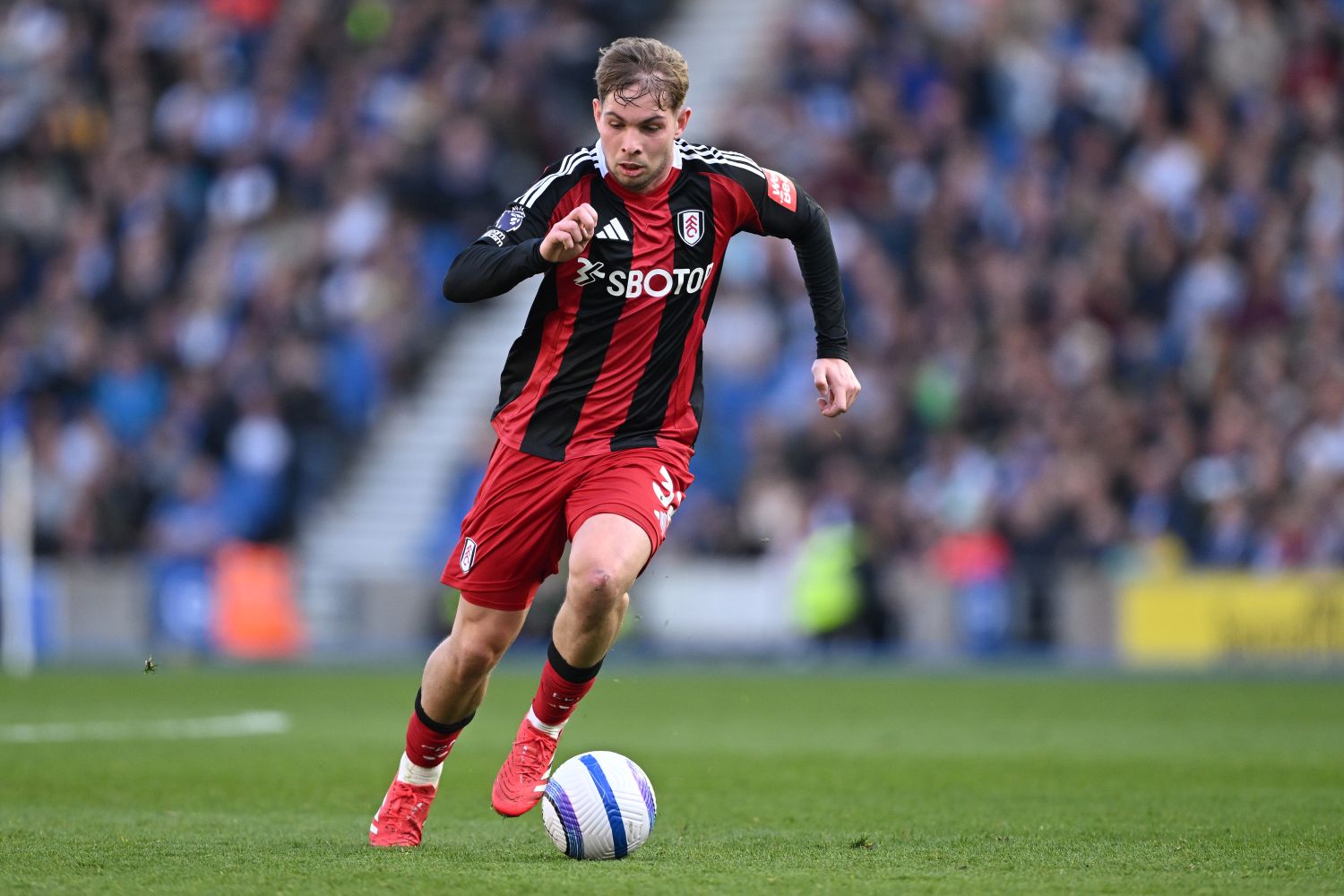 BRIGHTON, ENGLAND - MARCH 08: Emile Smith Rowe of Fulham in action during the Premier League match between Brighton & Hove Albion FC and Fulham FC at Amex Stadium on March 08, 2025 in Brighton, England. (Photo by Mike Hewitt/Getty Images)